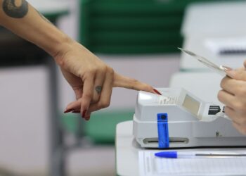 Eleitores vão cedo aos locais de votação no Rio, mesmo com chuva