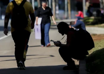 Percentual de jovens nem-nem no Brasil cai para 22,4%, mostra estudo
