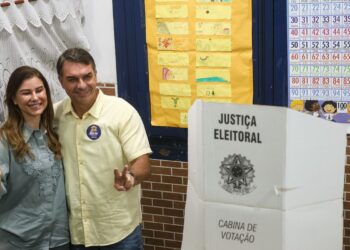 Ao votar no Rio de Janeiro, Flávio diz que representa a mudança